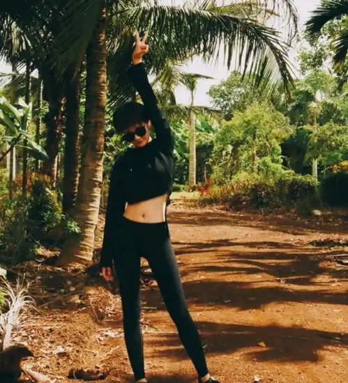 徐璐晒照,穿亮片吊带衫超美,女生夏天这样穿很显身材