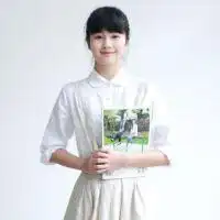 白衬衫马尾辫女孩头像要青春的女学生的背景是教室更好