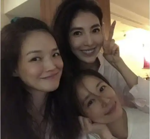 舒淇晒与闺蜜合照,女神素颜出镜状态如18岁少女
