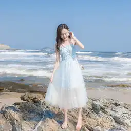 街拍美女时尚小姐姐条纹背心加热裤,气质有范真好看