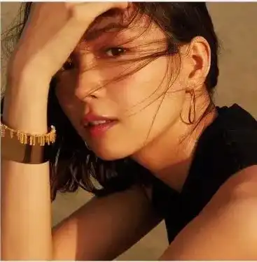 照搬斯黛拉贺繁星的职场造型还不够你还缺一对会说话的耳环