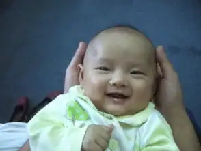 大眼睛的小姑娘