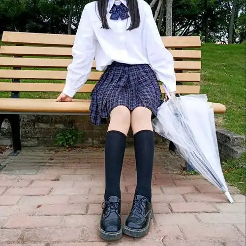 jk女孩去菜市场走秀引网友热议,小众文化圈地自萌不好吗