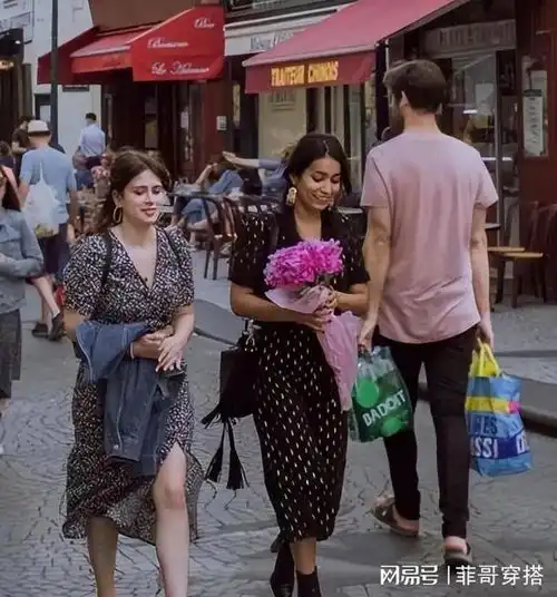 欧美头像女背着包女子