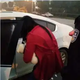 女子心情差故意撞车并现场撒钱