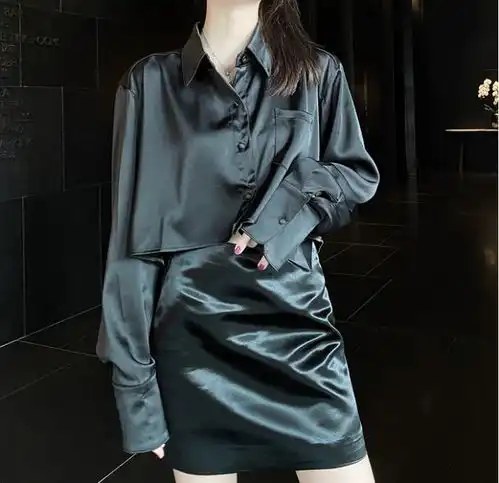 绸缎连衣裙气质真不赖,柔软显身材,中年女性更适合穿