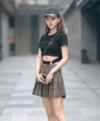 年轻美女街拍美女穿着浪漫俏皮,展现女人唯美气质