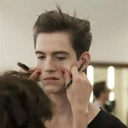 欧美头像女背着包男人