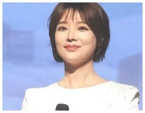 她是央视美女主持,为进央视放弃保研,今37岁嫁大12岁名导