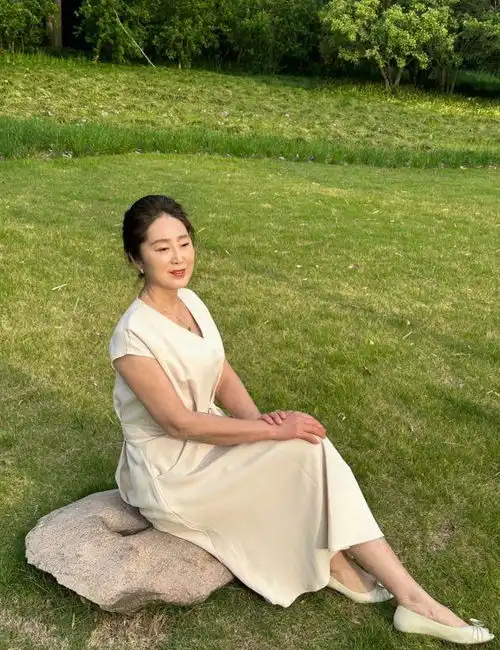 中年女人穿搭不是靠少女感取胜的,是优雅随性与高级感