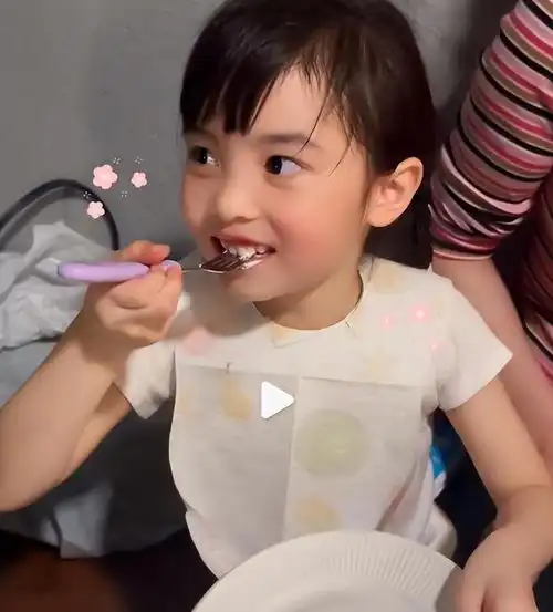 熊黛林全家吃烧烤,6岁大女儿跳舞可爱,小姑娘越来越像妈妈