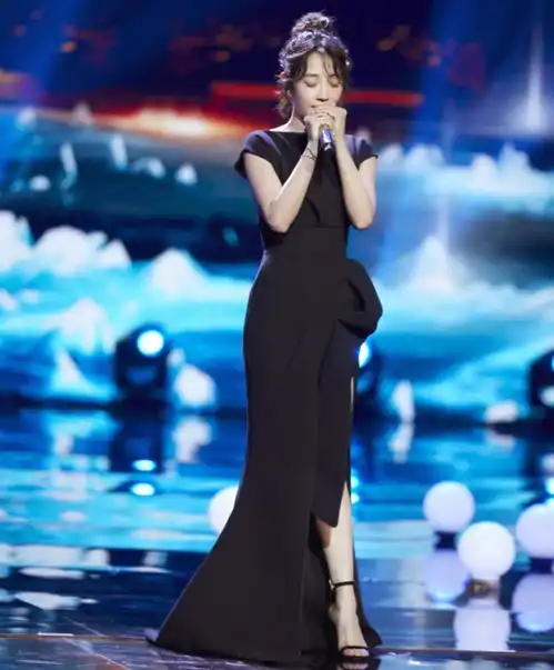 票房女王离婚后混成十八线,今穿碎花裙开叉到胯上,为了红真拼