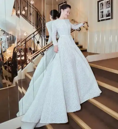 许晴身材太好了,修身礼服大秀凹凸有致曲线,51岁皮肤细腻白嫩