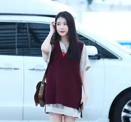 被韩国人称为国民妹妹,穿长款t恤配枣红色针织衫,甜美动人