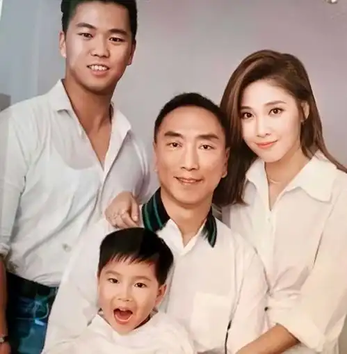 香港知名富商突然宣布退网,因妻子病重痛哭,老来得子婚姻幸福