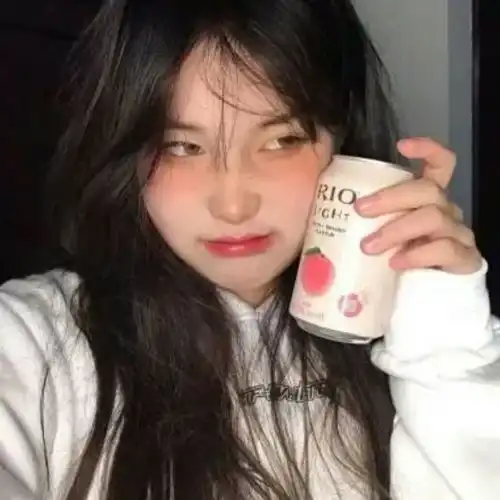 女生头像侧脸温柔戴菲菲