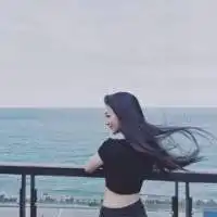 微信头像女生背影长发黑白微信头像图片大全