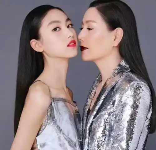 任达华14岁女儿太美了,身高180十足超模范儿,气场不输妈妈