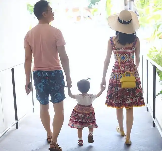 对抗刘强东4年,被舅舅坑惨,章泽天笑到最后,碰瓷女孩得到什么