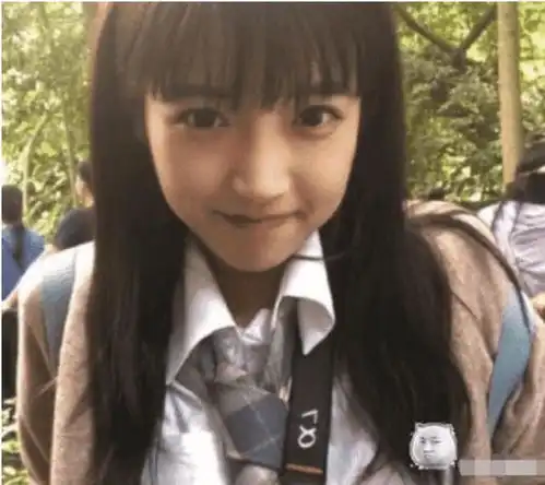 当年爆红的剪刀手女孩,富豪许诺等她10年,如今又过的如何