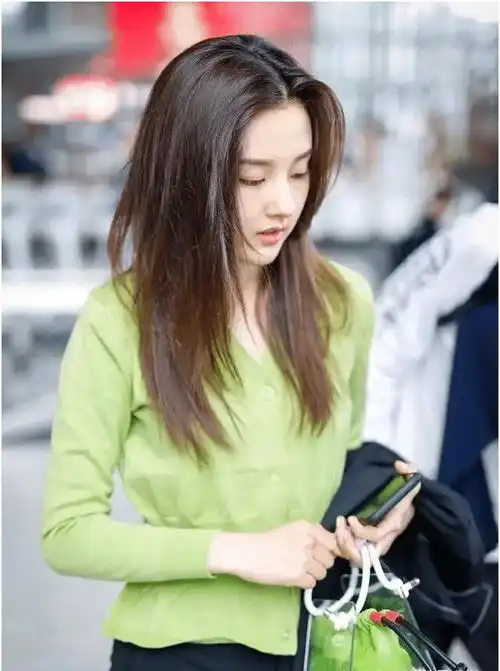 还有谁没看过宋祖儿穿绿色奶奶衫的造型穿出二十岁少女的优雅