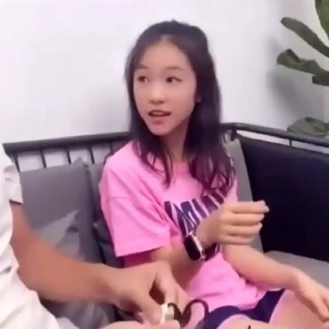 美女这结账方式店长都愣了,果然还是儿子心疼爹啊,这真是不怕他娘啊