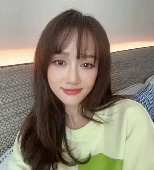 陈乔恩更新日常造型,看着宽松休闲,却被美颜祸害的让人认不出