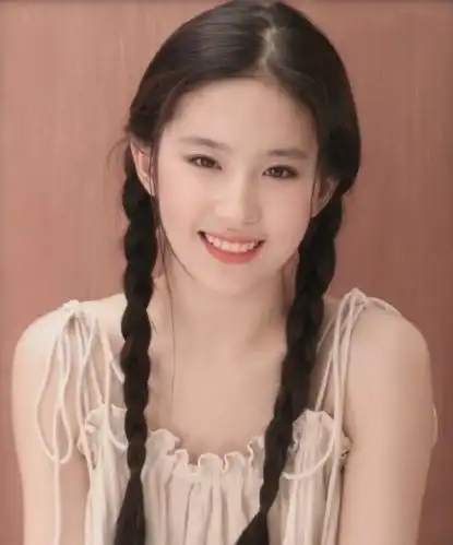 17年前,有谁注意到刘亦菲身后打伞的小女孩,现已火得一塌糊涂