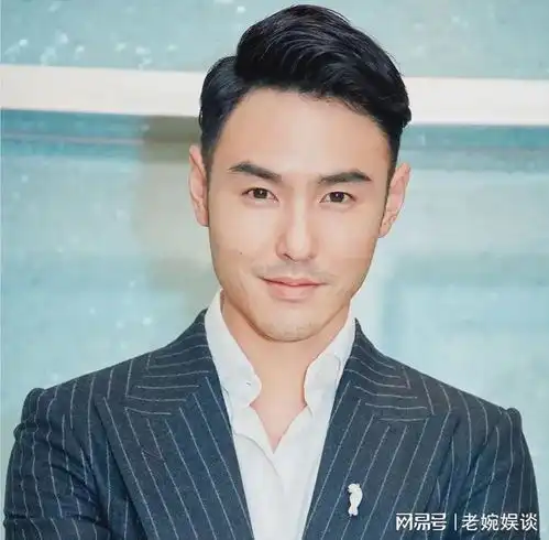 阮经天跟弟弟泰国度假被偶遇,穿同款体恤坐在一起吃饭,感情深厚