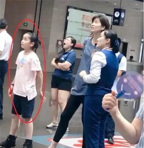 球迷偶遇姚明女儿,姚沁蕾亭亭玉立,气质不输叶莉,而姚明却发福
