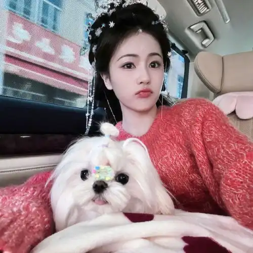 白鹿晒片场随拍照怀抱爱犬嘟嘴卖萌可爱十足