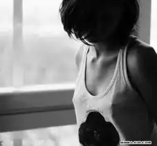 女人伤感黑白背影头像大