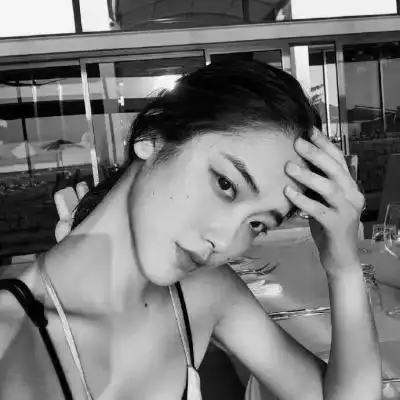 一哚傻傻的少女黑白控