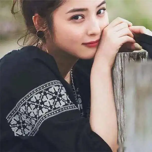 日本人气女星佐佐木希丈夫搞笑艺人渡部健传出不伦绯闻