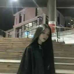 qq带伤感的头像孤独一个人你的痴情是别人的负担