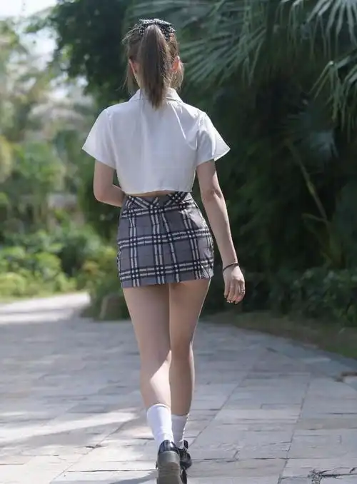 适于少女校园风穿搭,白衬衣配格子裙展现俏皮灵动之美