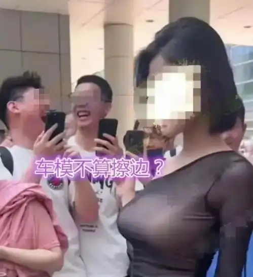 广东车展上女子大秀身材,摄影师围拍,网友职业车模不算擦边