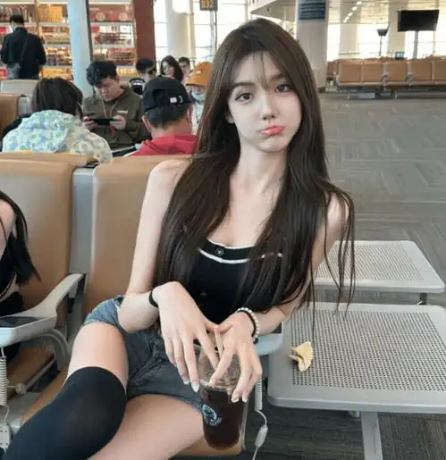 网红艾比承认整容60次,彻底变成女生,现在已经没有任何男性特征