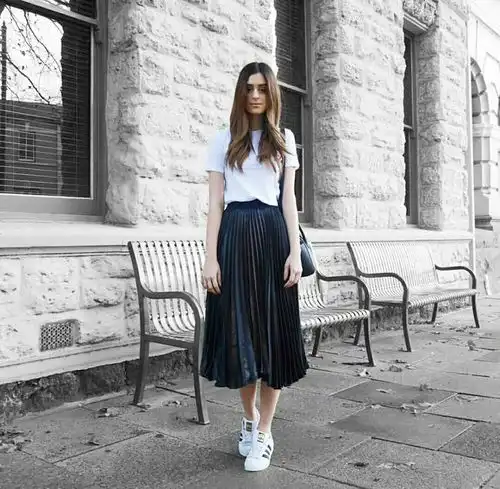 小姐姐黑色高腰百褶裙的搭配方法