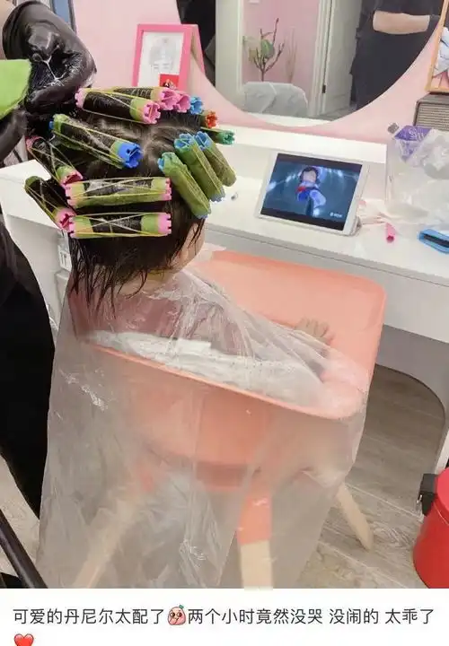 麦迪娜给2岁儿子烫发扎小辫,丹尼尔被打扮成小女孩,可爱又好看