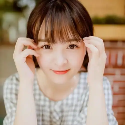 搞笑gif这猫咪一巴掌把狗子扇转了两圈,威力很大呀