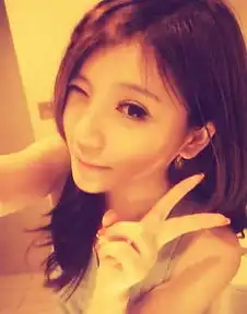 请问,谁知道这个人是谁呀叫什么名字呀是网络红人还是知名艺人呢谁知道呀告诉我下,急急急谢谢