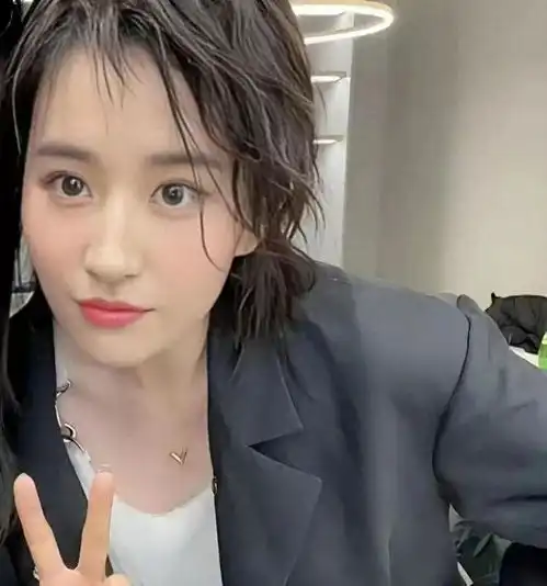 刘亦菲剪短发,微卷狼尾发型眼神犀利,像换了个人,网友太美了