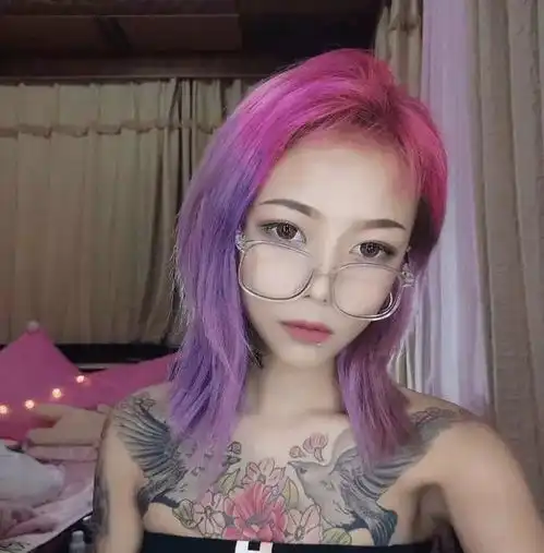 快手最社会的两个纹身女孩死亡玫瑰vs两只小鸟你更爱哪一个