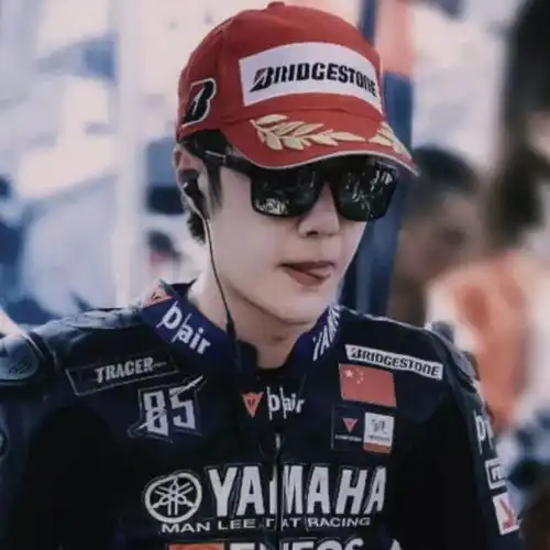 王一博跨年晚会上骑摩托车,再次展示自己对摩托车的热爱