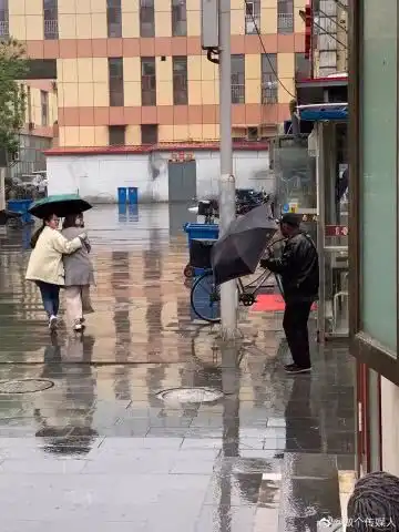 全城寻找雨中最美送伞姐姐在哪里画面太感人看看认识她俩么