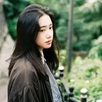 qq头像女生伊晗长发侧颜
