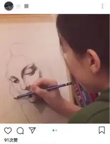 李嫣社交平台晒新图,妆容精致打扮前卫,气质不输妈妈王菲