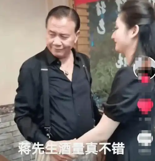 63岁万梓良现身饭局,在小馆喝酒抱美女,边抽烟边与粉丝合影