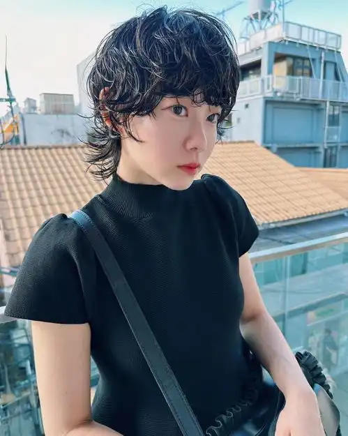 狼尾短发纹理烫出的个性时尚